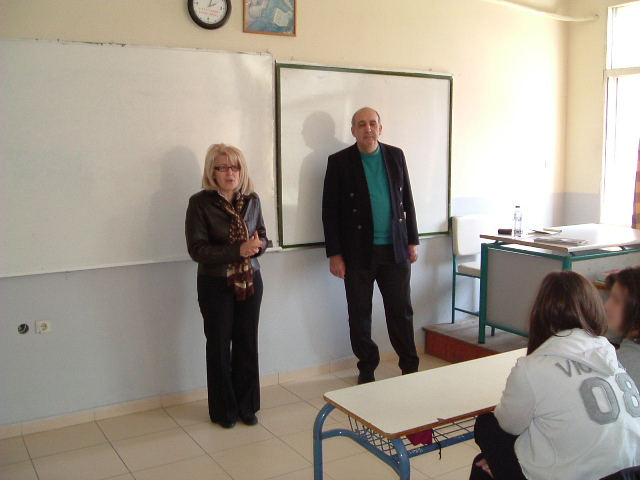 Ο Χρήστος Χαρτοματσίδης και η διευθύντρια του 3ου ΓΕ.Λ. Κομοτηνής κα. Μαίρη Κοσμίδου
